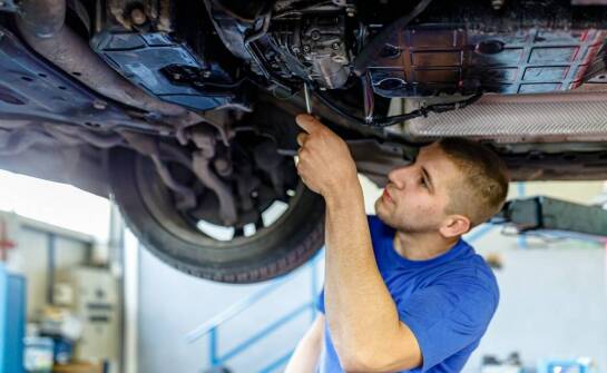 Wymiana oleju a ochrona automatycznej skrzyni biegów – dlaczego warto wybrać dynamiczną metodę?