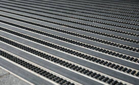 Stopnie schodowe z antypoślizgowymi listwami: standard bezpieczeństwa w przemyśle