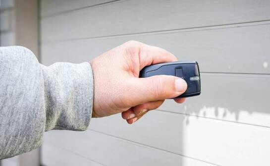 Różnorodność napędów do garażowych bram – który wybrać?