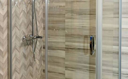 Szyby do prysznicowych kabin na zamówienie – co warto wiedzieć?