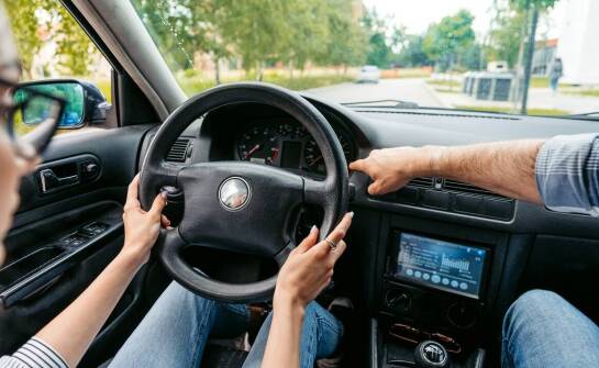 Kursy na prawo jazdy z automatyczną skrzynią biegów – dla kogo są najlepsze?