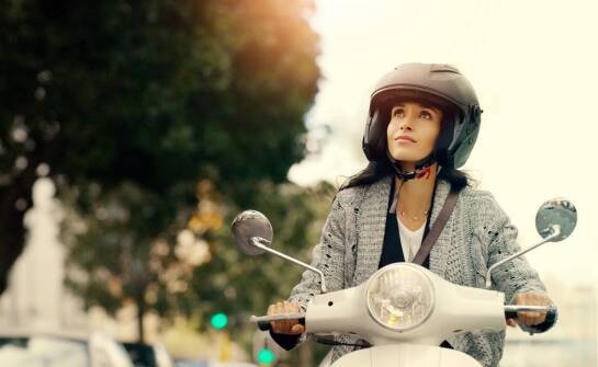 Jakie kolory dominują w miejskich kaskach do jazdy na skuterze i dlaczego?