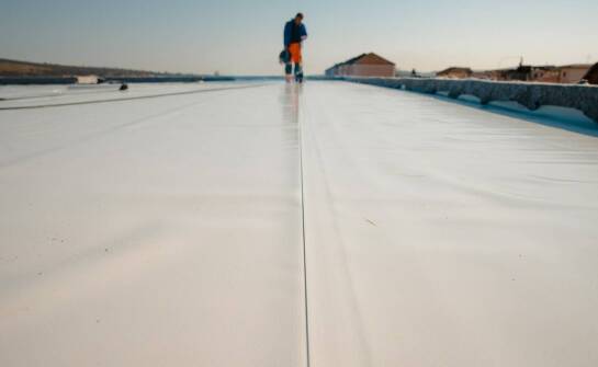 Skuteczne sposoby na przedłużenie żywotności płaskich dachów dzięki regularnym przeglądom