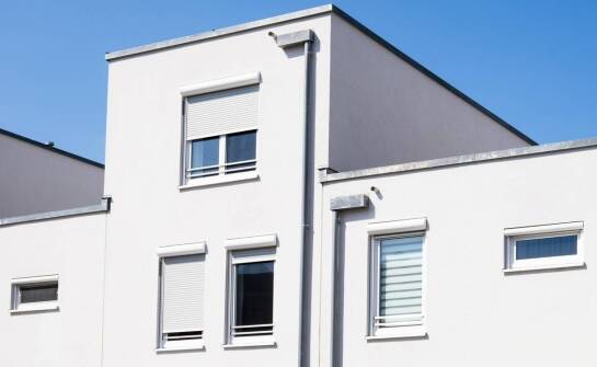 Jakie są najnowsze trendy w zabudowie zewnętrznych rolet?