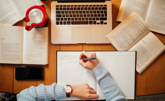 W jaki sposób usługi dostępne 24/7 ułatwiają pisanie akademickich prac?