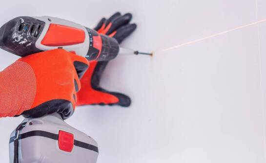 Jak krzyżowe lasery ułatwiają montaż mebli na zamówienie