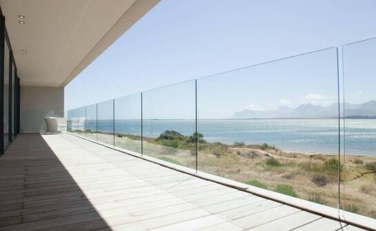 Dlaczego warto wybrać apartamenty z widokiem na morze poza sezonem?