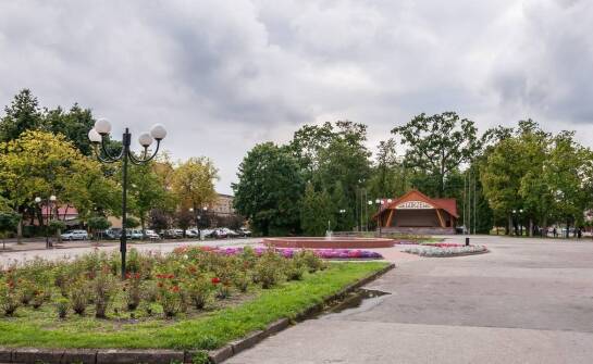 Estetyka publicznych przestrzeni z parkowymi ławkami bez oparcia