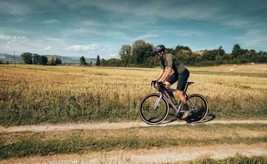 Wybór elektrycznego roweru gravel dla początkujących – na co zwrócić uwagę?