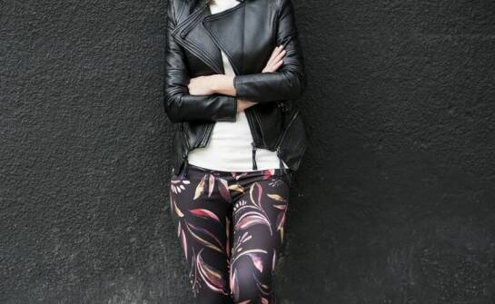 Czym charakteryzują się sportowe kurtki z elementami odblaskowymi dla dziewczynek?