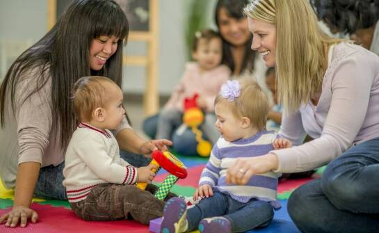 W jaki sposób ruchowe zajęcia wspierają zdrowy rozwój dzieci w żłobku?