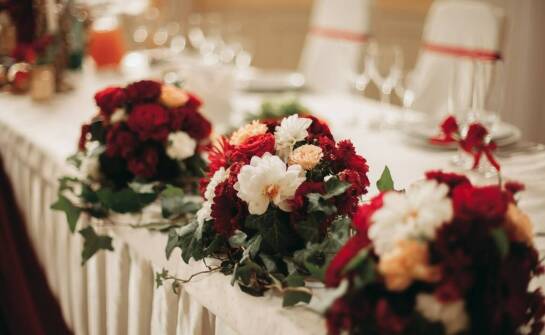 Jakie elementy wpływają na atmosferę w salach weselnych w Kaliszu?