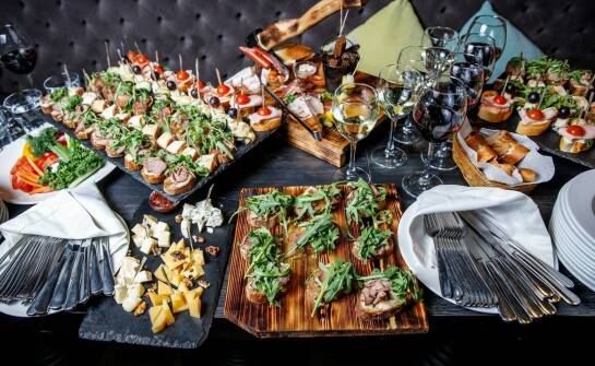 Jak wrocławskie firmy cateringowe dostosowują się do trendów kulinarnych?