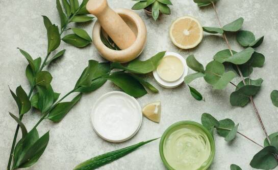 Kosmetyki do pielęgnacji wrażliwej skóry – jak dopasować produkty do swoich potrzeb?