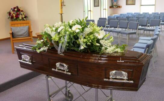 Jak przygotować się do wyboru trumny lub urny w firmie pogrzebowej?