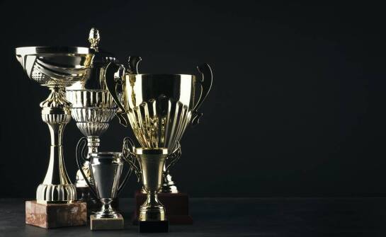 Porównanie pucharów z pokrywą i bez pokrywy – jakie wybrać na Twoje wydarzenie?