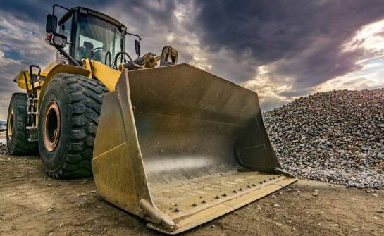 Poradnik montażu i użytkowania łyżek do koparko-ładowarek w trudnych warunkach.