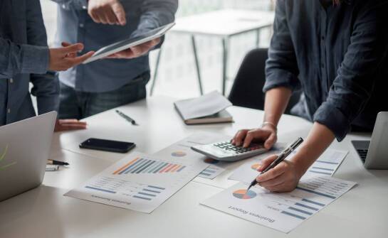 Skuteczne zarządzanie kadrami i płacami z pomocą księgowego biura