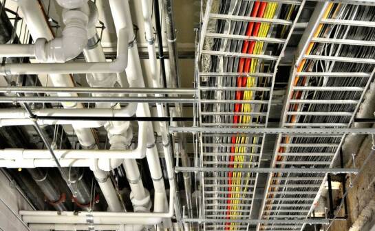 Oploty kablowe w energetyce: ochrona i organizacja przewodów