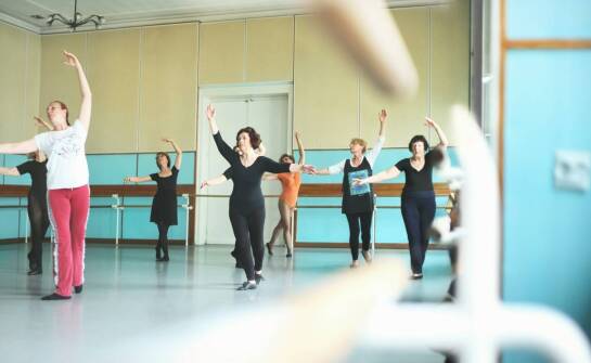 Warsztaty taneczne dla seniorów: fizyczna i społeczna aktywność