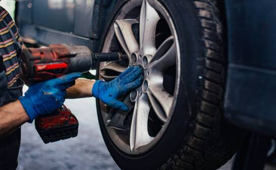 Bezpieczny montaż nakrętek do kół – krok po kroku