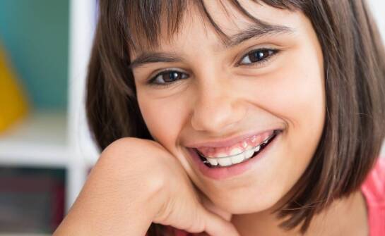 Ortodontyczne aparaty dla dzieci i dorosłych – różnice i podobieństwa