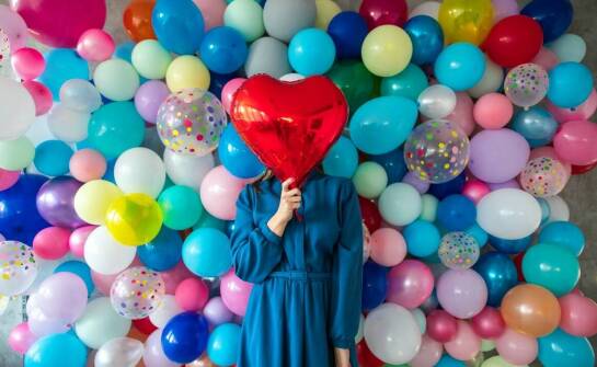 Dlaczego warto inwestować w balonowe dekoracje na eventach kulturalnych?