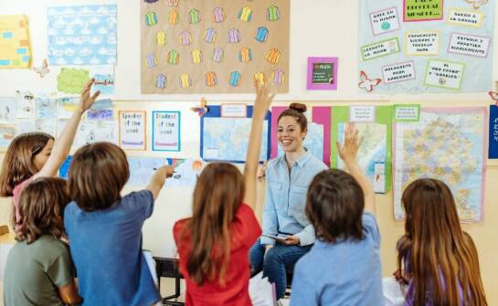 Jak indywidualne podejście wpływa na rozwój uczniów w niepublicznej podstawowej szkole?