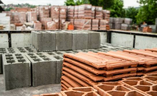 Jakie są korzyści z inwestowania w budowlaną ceramikę przy murowaniu ścian?