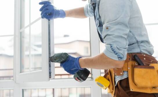 Dlaczego warto zaufać lokalnej firmie budowlanej przy wyborze okiennej i drzwiowej stolarki?