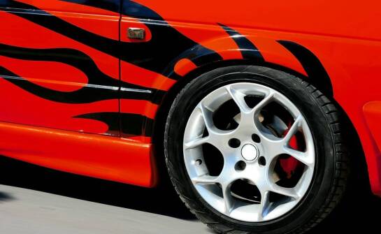 Jakie sportowe auta wynajmiesz bez kaucji?