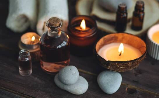 Olejki eteryczne w kosmetycznej branży: jakie są ich główne zalety?