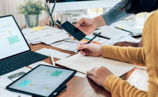 Kluczowe aspekty projektowania UX/UI w mobilnych dedykowanych aplikacjach