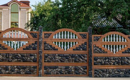 Jakie cechy powinny mieć ogrodzenia do zapewnienia prywatności?