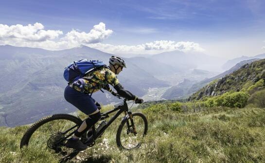 Korzyści z zastosowania sprężynowych amortyzatorów w górskich e-rowerach