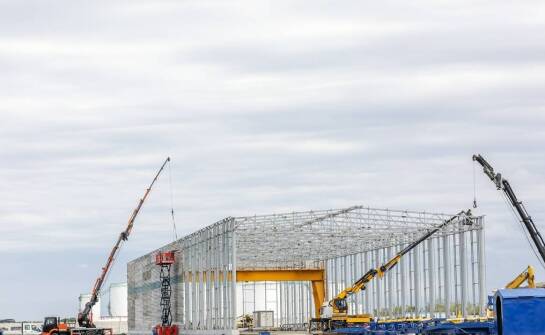 Jakie są kluczowe wymagania prawne dotyczące budowy inwentarskich obiektów?