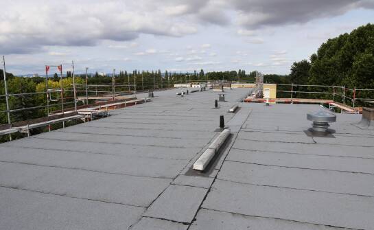 Znaczenie hydroizolacji w kontekście renowacji dachów.