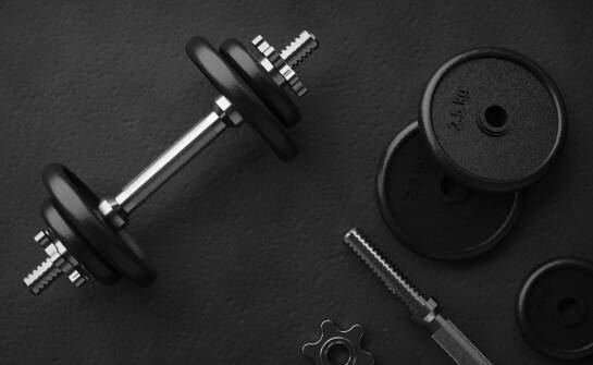 Jak wybrać odpowiednie odważniki do sztangi dla początkujących?