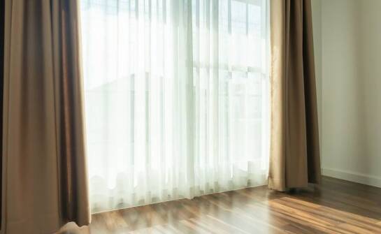 Jak wybrać idealne tkaniny do zasłon na wymiar dla eleganckiego wnętrza?