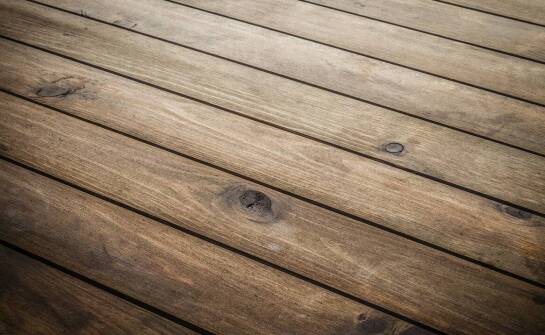 Naturalny urok starych desek w nowoczesnych aranżacjach