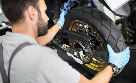 Wymiana opon w motocyklu a bezpieczeństwo na drodze