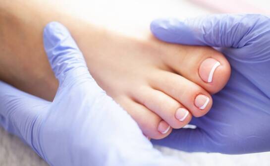 Usuwanie spękanych pięt – jakie metody oferuje podologiczny gabinet?