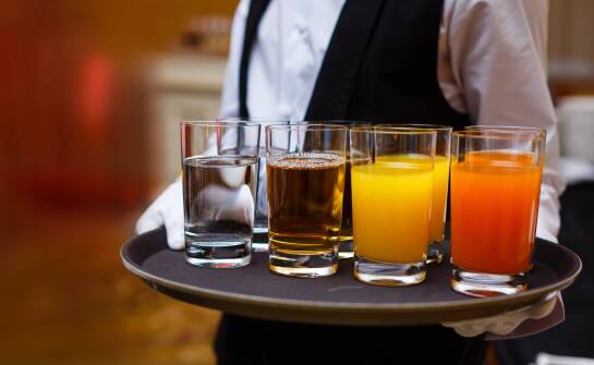 Wybór napojów na konferencje – jak dostosować ofertę do potrzeb gości?