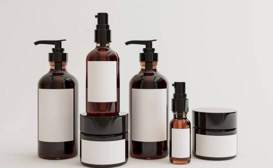 Zestaw kosmetyków do pielęgnacji twarzy – jak wpływa na redukcję przebarwień?