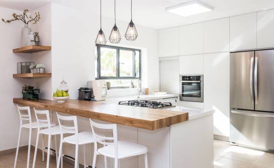 Rola szkła i aluminium w nowoczesnych kuchennych projektach