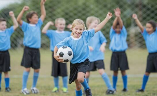 Obozy piłkarskie: Różnorodność programów treningowych dostosowanych do wieku i poziomu