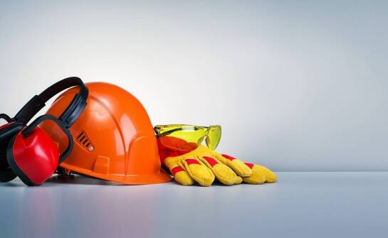 Jakie BHP akcesoria są niezbędne w codziennej pracy?