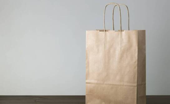 Personalizacja papierowych worków: jak dopasować opakowanie do marki?