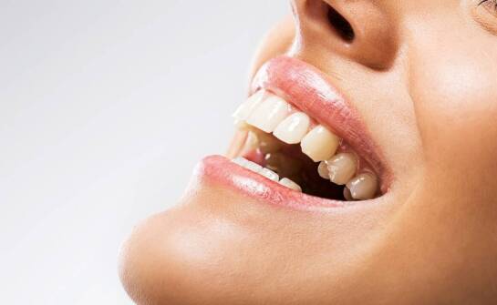 Estetyczne efekty porcelanowych licówek – co warto wiedzieć?