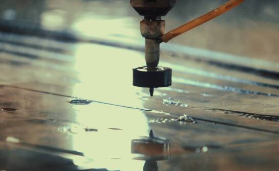 Jakie są korzyści ekologiczne wynikające z zastosowania cięcia wodą?